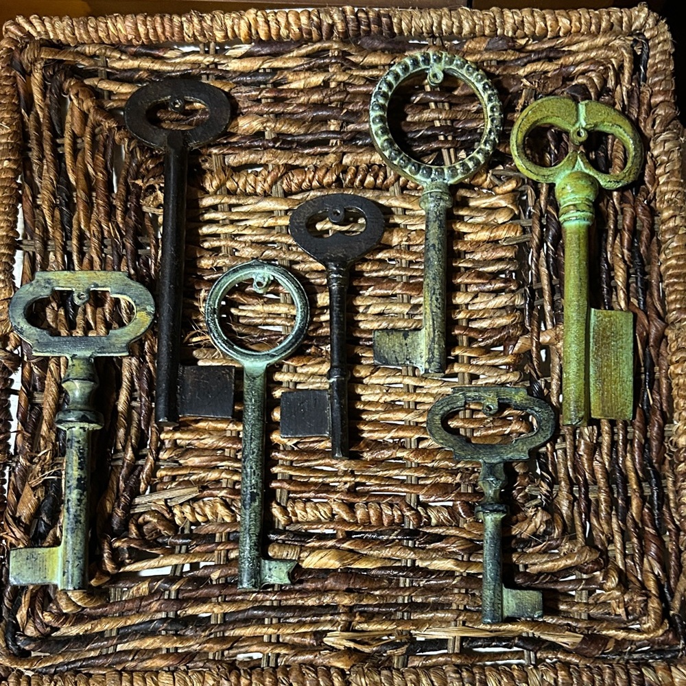 Pottery Barn Vintage Style Decorative Key Set Of 7 BN